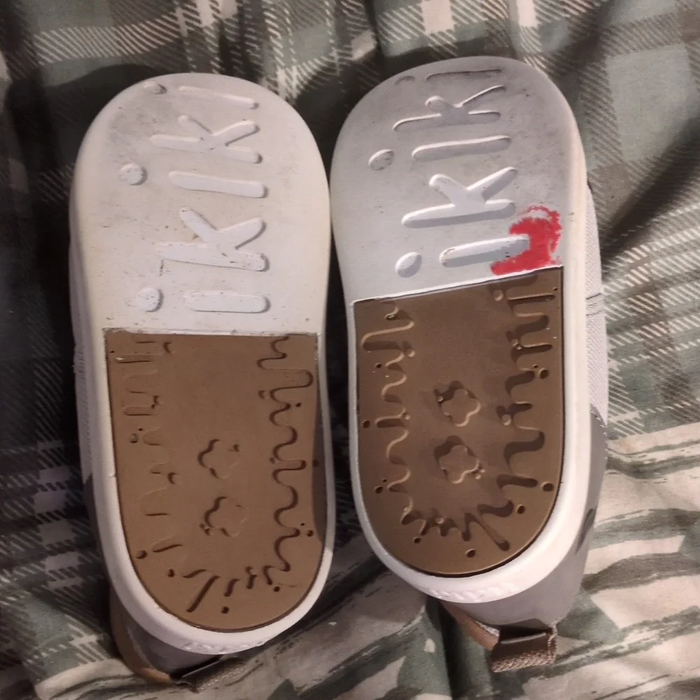 Squeaky Shoes - Picture 4 of 7